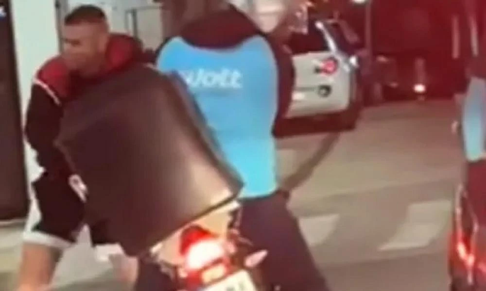 Άγρια επίθεση με γροθιές και βρισιές σε μετανάστη διανομέα - «Γ@μώ το Πακιστάν»